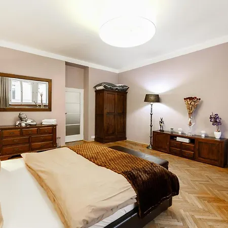Luxury Dlouha דירה